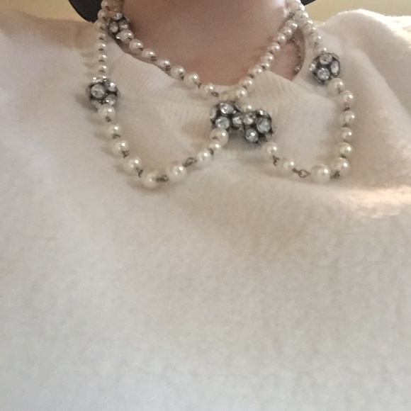 White necklace $ negotiable - Picture 2 of 3